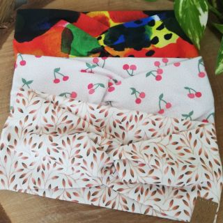 Barevná, s třešinkami, se zlatými lístky - v nabídce v několika velikostech. www.kvetolistek.cz/celenky #celenky...